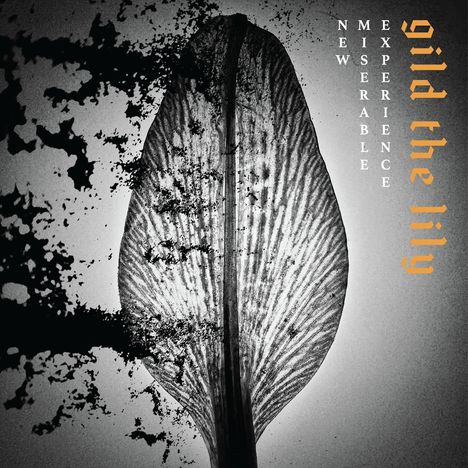 Text: "NEW MISERABLE EXPERIENCE" und "gild the lily". Bild: Eine schwarz-weiße Illustration von einem Blatt mit schwarzem Spritzmuster.
