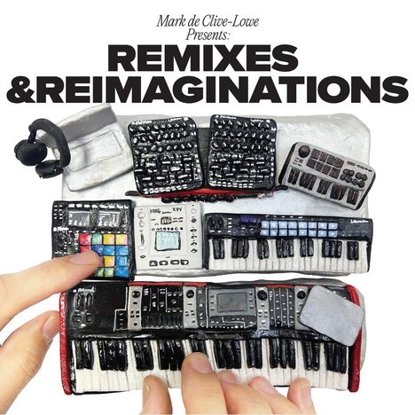 Text: "Mark de Clive-Lowe Presents: REMIXES & REIMAGINATIONS". Hände bedienen Modell von Musikinstrumenten und Geräten.