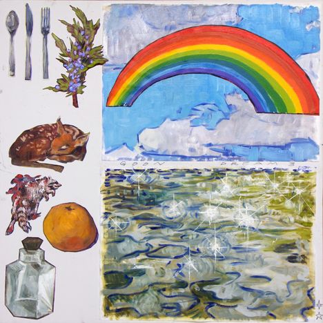 "God is dreaming". Ein Regenbogen über Landschaft. Gabel, Löffel, Messer, Zweig. Schlafendes Reh, Tier, Orange, Flasche.