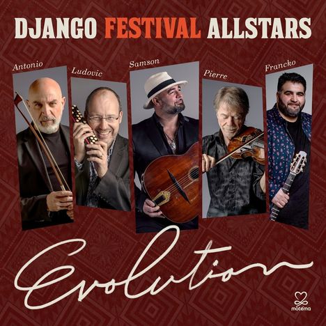 "Django Festival Allstars, Evolution." Fünf Musiker in eleganter Kleidung mit Instrumenten auf rotem Hintergrund.