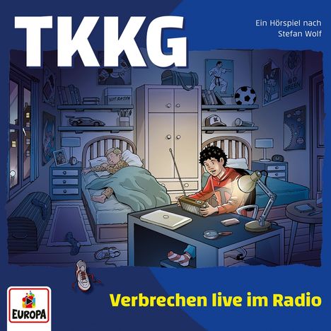 „TKKG“, „Verbrechen live im Radio“. Illustration: Ein Kind sitzt nachts am Schreibtisch, ein anderes schläft im Bett.