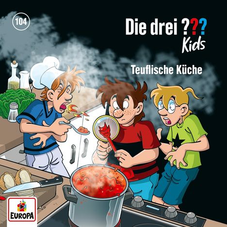 "Die drei ??? Kids - Teuflische Küche". Drei Kinder in der Küche, einer schmeckt mit einem Kochlöffel, andere sehen erschrocken aus.