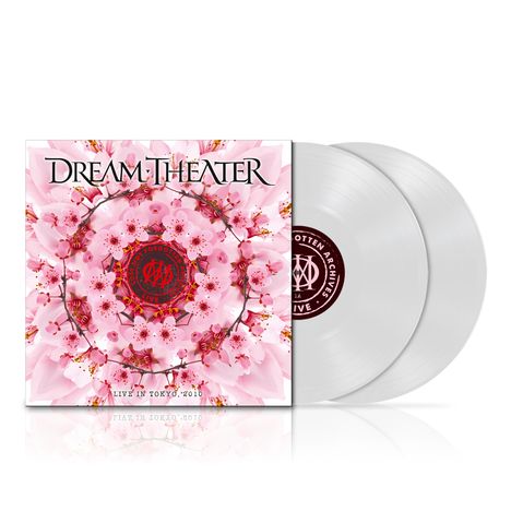 "DREAM THEATER" oben, "LIVE IN TOKYO, 2010" unten. Rosa Blütendesign mit zwei weißen Schallplatten.