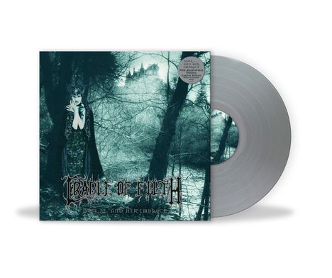 Die Texte lauten: „DUSK… AND HER EMBRACE“ und „Cradle of Filth“. Waldszene mit Schloss im Hintergrund und einem schaurigen Charakter.