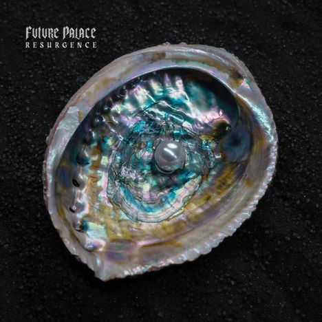 Text: "Future Palace Resurgence". Eine bunte Muschel mit einer Perle auf dunklem Hintergrund.