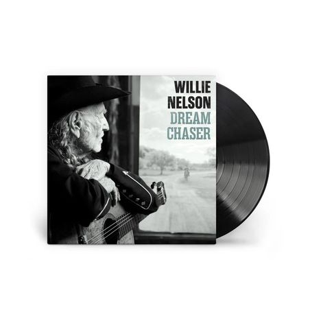 Cover mit Text "Willie Nelson Dream Chaser". Ein älterer Mann mit Cowboyhut und Gitarre blickt aus dem Fenster.