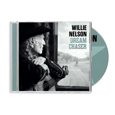 "Willie Nelson Dream Chaser" in großen Buchstaben. Schwarz-weißes Foto eines Mannes mit Gitarre, der nach draußen blickt.