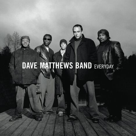 Text: "DAVE MATTHEWS BAND EVERYDAY". Schwarz-weißes Foto von fünf Personen auf einem Holzsteg, umgeben von Bäumen.