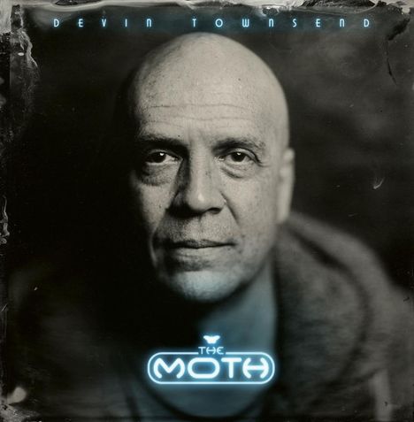 Oben: "Devin Townsend", unten: "The Moth". Ein Porträt eines glatzköpfigen Mannes in Schwarz-Weiß.
