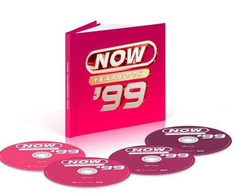 "NOW YEARBOOK '99" steht auf einem pinken Buch. Fünf CDs liegen davor, ebenfalls mit der Aufschrift.
