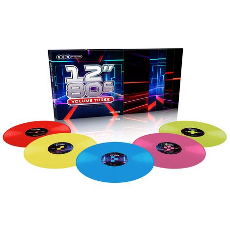 Text: "12'' 80s, Volume Three." Fünf bunte Vinyl-Schallplatten in Rot, Gelb, Blau und Pink vor einer Box.