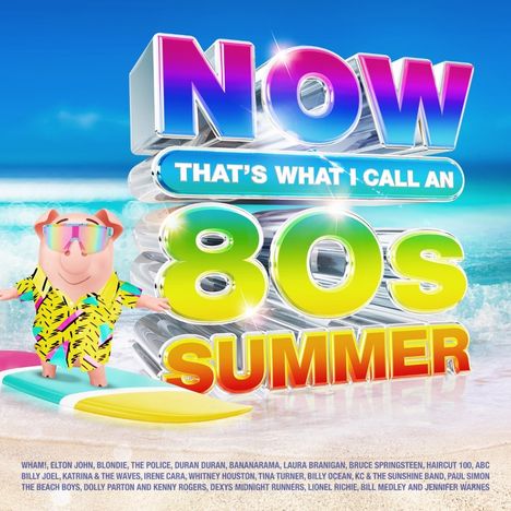 "NOW THAT’S WHAT I CALL AN 80s SUMMER" in großem 3D-Text. Ein Schwein in Hawaiihemd steht auf einem Surfbrett am Strand.