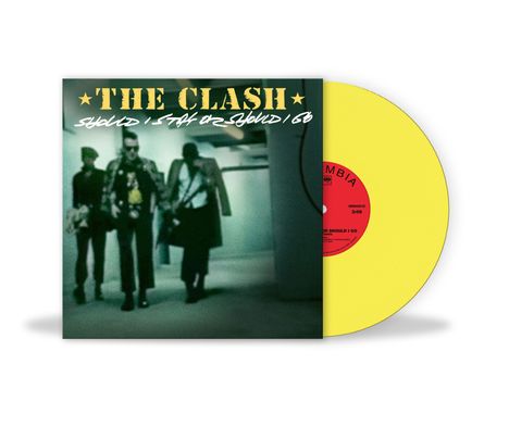 "THE CLASH, SHOULD I STAY OR SHOULD I GO." Unscharfes Bild von drei Männern, gelbe Vinyl-Schallplatte rechts im Bild.