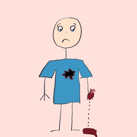 Eine schlichte Zeichnung: Ein trauriges Strichmännchen mit Herz in der Hand und einem Loch im blauen T-Shirt.