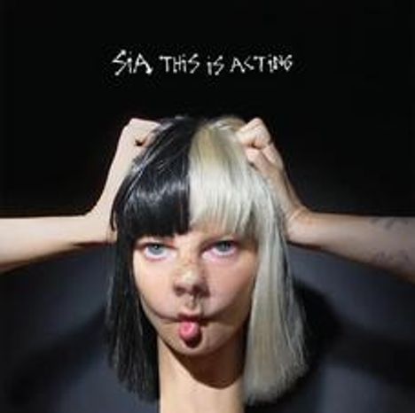 "SIA THIS IS ACTING" steht oben. Ein Gesicht mit zweifarbiger Perücke, schwarz und weiß, zieht Grimassen mit Händen am Kopf.