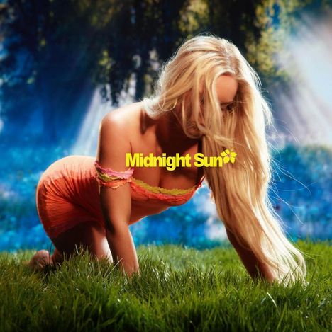 Text: "Midnight Sun" in gelben Buchstaben. Eine Person mit langen blonden Haaren kniet in einem lebhaften, grünen, sonnigen Umfeld.