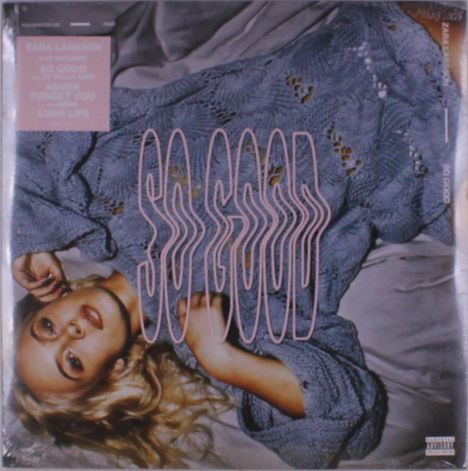 "So Good" in großen Buchstaben. Eine Person liegt in einem blauen Strickkleid auf einem Bett, mit blonden Haaren.