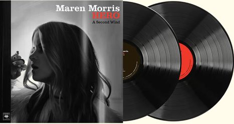 „Maren Morris HERO A Second Wind“. Schwarz-Weiß-Foto einer Frau, zwei Schallplatten daneben.