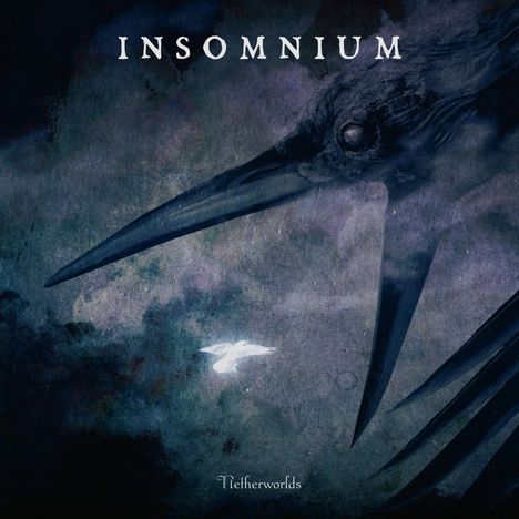 "INSOMNIUM", "Netherworlds". Illustration eines großen Vogels mit einem weißen Vogel im Flug, dunkle Farben.