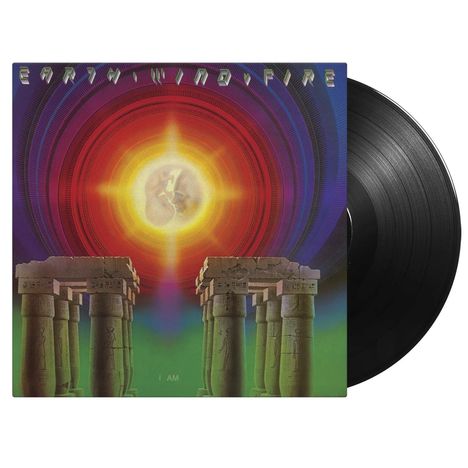 "EARTH, WIND & FIRE" steht oben. Unten "I AM". Illustration mit Säulen und leuchtender Scheibe in der Mitte.