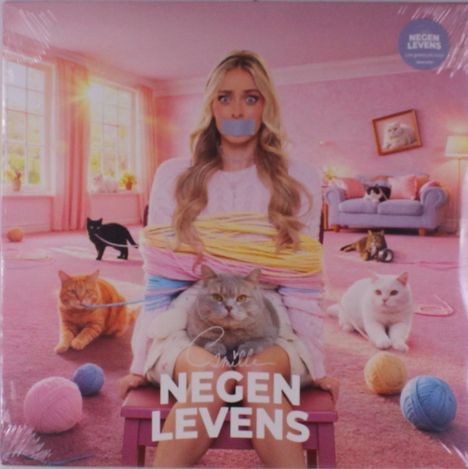 Text: "NEGEN LEVENS". Frau mit Klebeband über dem Mund, von Katzen und Wollknäueln umgeben in einem pinken Raum.