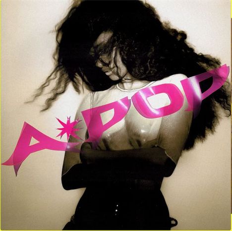 Der Text "A*POP" in pink. Eine Person mit wildem Haar und verschränkten Armen ist im Hintergrund zu sehen.