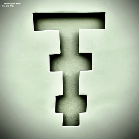 Text oben links: "The Pineapple Thief Far and Wide". Relief einer stilisierten Form mit Schatten.