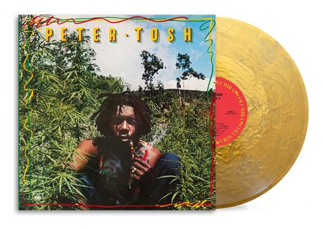 Text: "PETER TOSH" oben. Eine Person mit Dreadlocks sitzt in dichtem Pflanzenwuchs, raucht Pfeife, umgeben von hohem grünen Laub.