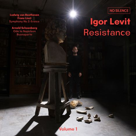"NO SILENCE, Igor Levit, Resistance, Volume 1." Eine Büste auf einem Sockel; eine Person steht im Raum.