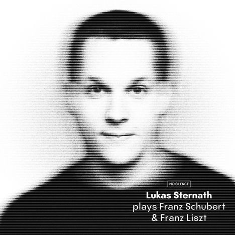 "Lukas Sternath plays Franz Schubert & Franz Liszt." Ein Porträt in Schwarz-Weiß mit Linienstruktur.