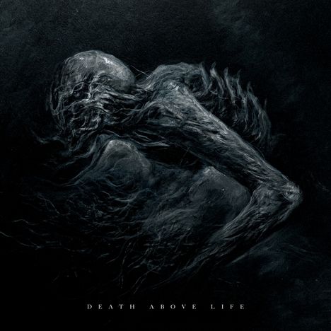 Text: "DEATH ABOVE LIFE". Eine düstere abstrakte Gestalt, wirkt gespenstisch und verworren.