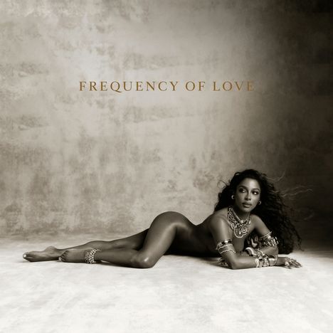 Text: "FREQUENCY OF LOVE". Eine Frau liegt auf dem Boden, umgeben von Schmuck, in sepiafarbenem Ambiente.