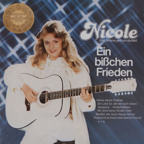 "Nicole. Eine Stimme geht um die Welt. Ein bisschen Frieden." Frau mit Gitarre vor funkelndem Hintergrund.