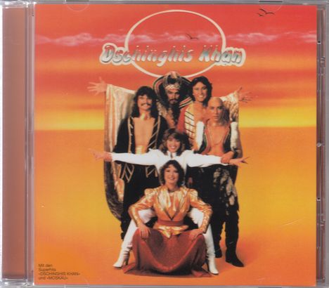 Text: "Dschinghis Khan" und "Mit den Superhits 'DSCHINGHIS KHAN' und 'MOSKAU'". Gruppenfoto in bunten Kostümen vor Sonnenuntergang.