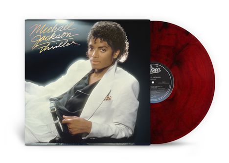 Text: „Michael Jackson Thriller“. Eine Person in weißem Anzug lehnt entspannt. Rote Vinyl-Schallplatte sichtbar.
