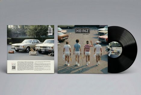 "Heinz aus Wien" steht über vier Personen in Sportkleidung, die Tennis-Schläger und Handtücher tragen. Verankerung: Vinyl.