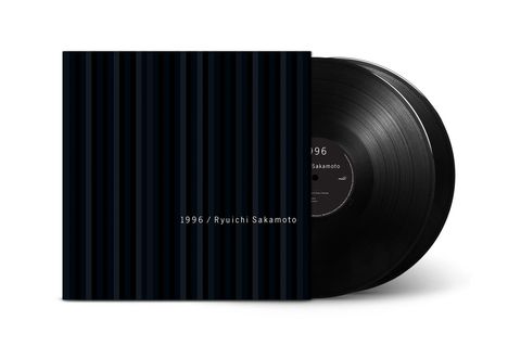 „1996 / Ryuichi Sakamoto“ auf einem Plattencover mit dunklen vertikalen Streifen, dahinter eine Schallplatte.