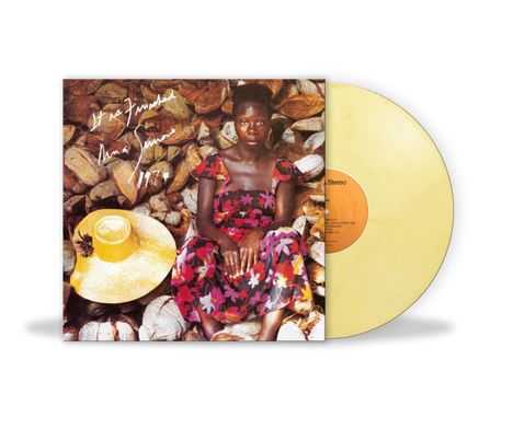 "It's a Finished Nina Simone 1974" steht in weißer Handschrift. Eine Frau in einem bunten Kleid sitzt vor palmenartigen Blättern mit einem gelben Hut daneben. Eine gelbe Schallplatte ist sichtbar.
