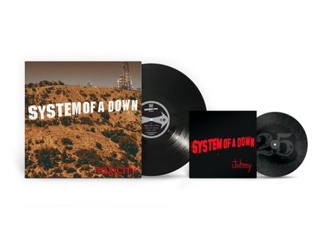 "System of a Down" in weißen und roten Buchstaben auf drei Alben: eines mit Hügeln, eines auf schwarzem Hintergrund, eine schwarze Vinylplatte.