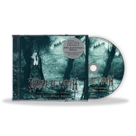 "DUSK... AND HER EMBRACE 30th Anniversary Edition" steht auf einem CD-Case, eine Frau im Wald mit Schloss im Hintergrund.