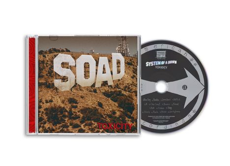 Texte: "SOAD", "TOXICITY", "SYSTEM OF A DOWN". CD-Hülle zeigt große weiße Buchstaben auf einem Hügel ähnlich dem Hollywood-Schild.