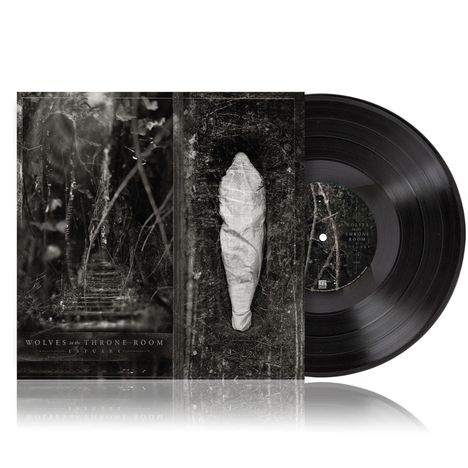 "Wolves in the Throne Room - Estuary" steht auf einem düsteren Albumcover mit mystischem Wald und verhüllter Gestalt.