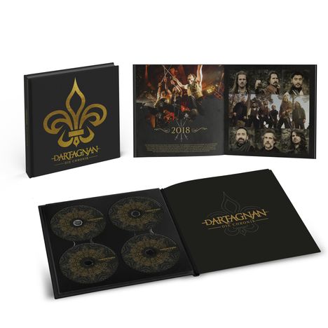 Ein Buch und ein CD-Set mit dem goldenen Text "dArtagnan - Die Chronik". Enthält Fotos von Musikern und vier dekorierte CDs.