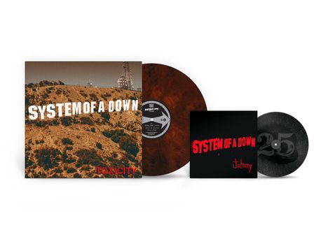 "System of a Down", "Toxicity", "Johnny", dunkles Vinyl, Hügel mit Schriftzug, Antennen im Hintergrund.