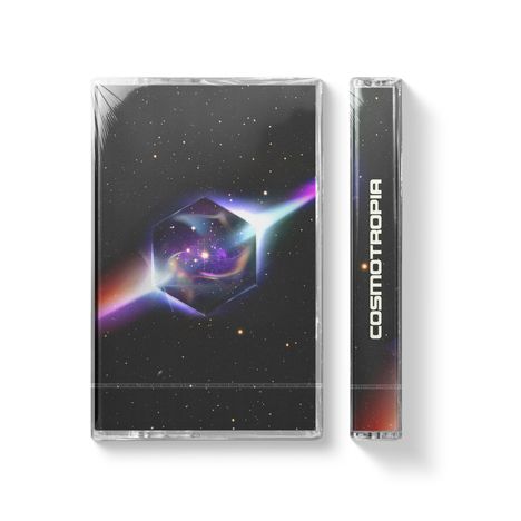 Text: „COSMOTROPIA“. Eine Kassette mit einem geometrischen Muster im Weltraumstil und leuchtenden Farben.
