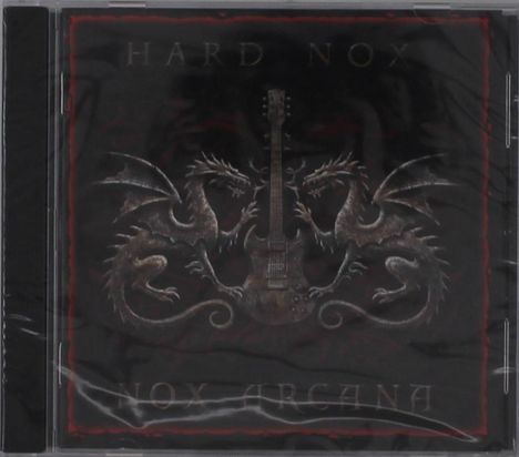 HARd NOX, NOX ARCANA. Zwei stilisierte Drachen umschlingen eine E-Gitarre.
