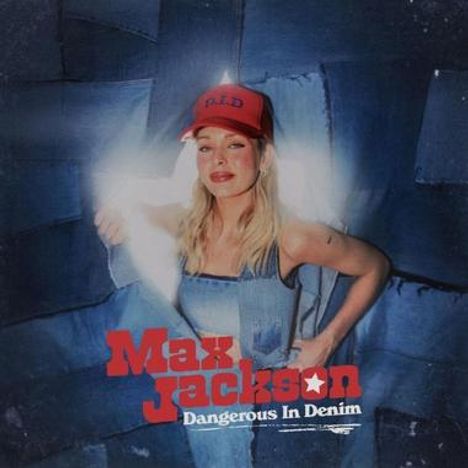 "Max Jackson, Dangerous In Denim." Eine Frau in Jeanskleidung und roter Kappe steht vor einem blauen Stoffhintergrund.