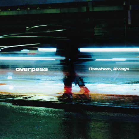 Texte: "overpass", "Elsewhere, Always". Verschwommene nächtliche Szene, beleuchtete Straße mit Bewegungsunschärfe und Reflexionen.