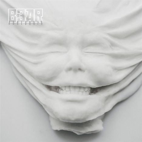 Oben links steht „B3AR ANHEDONIA“. Eine weiße Skulptur zeigt ein Gesicht, das wie in Stoff gezogen aussieht, mit sichtbaren Zähnen.