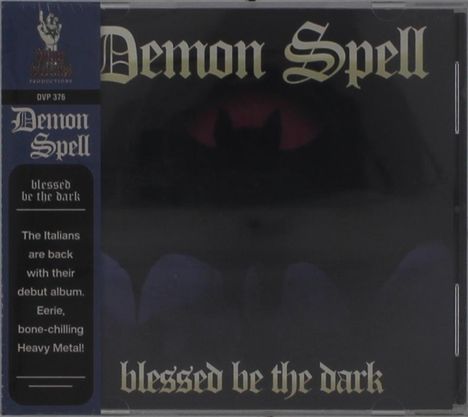"Demon Spell" und "blessed be the dark" in gotischer Schrift. Gruselige Atmosphäre, suggestive dunkle Farben.